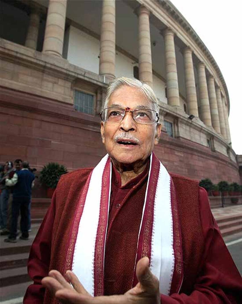 मुरली मनोहर जोशी अब सक्रिय राजनीति से दूर हैं। उनकी पत्नी का नाम तरला जोशी है। पूर्व केंद्रीय मंत्री की दो बेटियां हैं। बेटियों के नाम प्रियंवदा और निवेदिता है। (यह भी पढ़ें: नरेंद्र मोदी केबिनेट में इन मंत्रियों के हैं 2 से ज्यादा बच्चे, देखें कौन-कौन हैं शामिल )