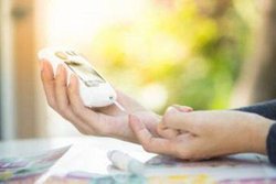 ब्लड शुगर घटने-बढ़ने के क्या हैं संकेत, जानिये