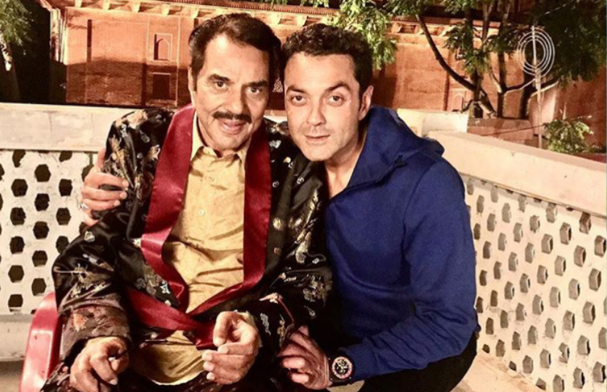 बॉबी देओल (Bobby Deol) ने लंबे समय बाद जब कमबैक किया तो उनके पिता धर्मेंद्र (Dharmendra) फूले नहीं समा रहे थे। बेटे बॉबी की तारीफ में धर्मेंद्र ने खुद की कमियां तक गिना दी थीं। सनी देओल (Sunny Deol) के भाई बॉबी एक समय फिल्मों में काम न मिल पाने के कारण डिप्रेस हो गए थे और शराब में डूब गए थे, लेकिन सलमान ने उनका माइंडवॉश किया तो वह खुद की फिटनेस पर ध्यान देने लगे थे। बॉबी के कमबैक पर धर्मेंद्र ने क्या कहा था, चलिए बताएं।