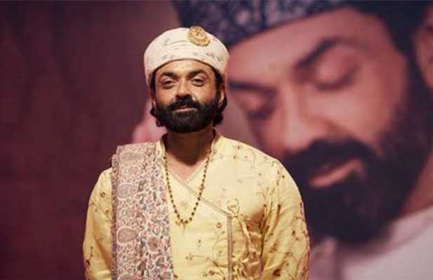 बॉबी की एक्टिंग इस वेब सीरीज में खूब सराही गई और त्रिधा संग उनके इंटीमेट सीन भी खूब सुर्खियों में रहे थे। ( धर्मेंद्र के लिए डायलिंग फोन जब बन गया था मुसीबत, बॉबी देओल बने थे सहारा )