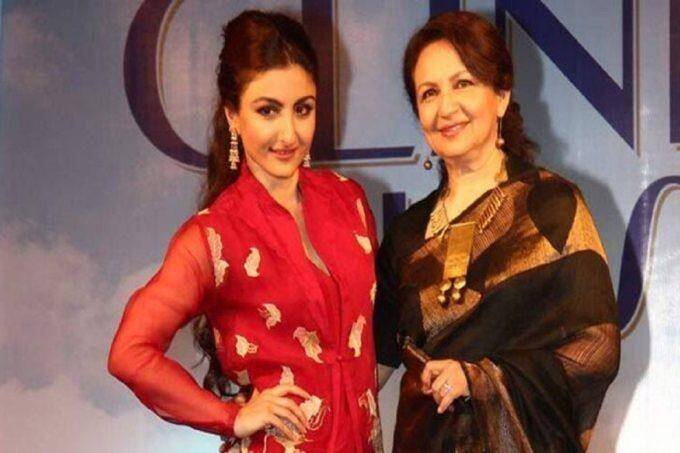 शर्मिला टैगोर के साथ सोहा अली खान (Photo- Indian Express)