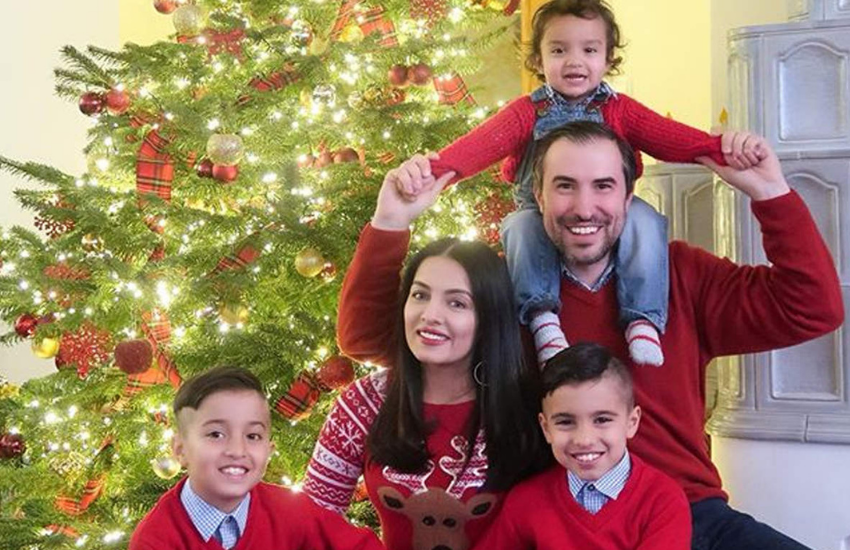 एक्ट्रेस सेलिना जेटली भी तीन बच्चों की मां हैं। सेलीना ने दोनों बार जुड़वा बच्चों को जन्म दिया था। सेलिना साल 2012 में पहली बार जुड़वा बेटों की मां बनी थीं। उनके जुड़वा बेटों के नाम विराज और विस्टन रखे है। इसके 2017 में सेलिना ने दोबारा जुड़वा बच्चों के जन्म दिया था, लेकिन तब सेलीना ने अपने एक बेटे शमशेर को खो दिया था।( धर्मेन्द्र ने जब खुद किया था कबूल, स्टार किड्स का होता है स्कूलों में टॉर्चर )