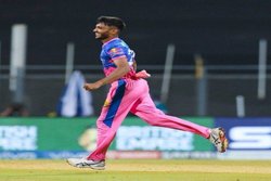 घर की खराब आर्थिक हालत और पिता व भाई की मौत के बाद भी नहीं टूटा यह खिलाड़ी, चेतन सकारिया ने भारत के लिए किया डेब्यू