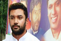 चाचा ने मेरे साथ गलत किया; पिता के निधन के बाद सौतेली मां से गले लगकर भावुक हो गए थे चिराग पासवान, कही थी ये बात