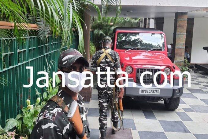 दैनिक भास्कर के मालिक सुधीर अग्रवाल के घर के बाहर सीआरपीएफ की तैनाती। 