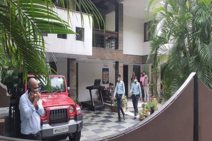 भोपाल में अरेरा कॉलोनी स्‍थ‍ित दैन‍िक भास्‍कर के एमडी सुधीर अग्रवाल के घर पर भी रेड पड़ी है। 