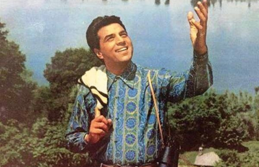 धर्मेंद्र (Dharmendra) बालीवुड के रोमांटिक हीरो माने जाते हैं। इमोशन्स से भरपूर हेमा मालिनी (Hema Malini) के पति धर्मेंद्र नरम-गरम और धरम भी कहे जाते हैं। धर्मेंद्र के पिता लेकिन उनकी तरह नरम नहीं थे। वह बेहद गरम मिजाजी थे और धर्मेंद्र की पिटाई करने से भी नहीं चूकते थे। पिता के डर से धर्मेंद्र कई बार ऐसे काम कर जाते थे, जो किसी फिल्म की कहानी से कम नहीं होता था। एक ऐसा ही कस्सा सनी देओल (sunny Deol) के पिता धर्मेंद्र ने बताया था जब डर के मारे उन्होंने कई किलोमीटर का सफर कर पिता के नाम की रजिस्ट्री को फाड़ लिया था।