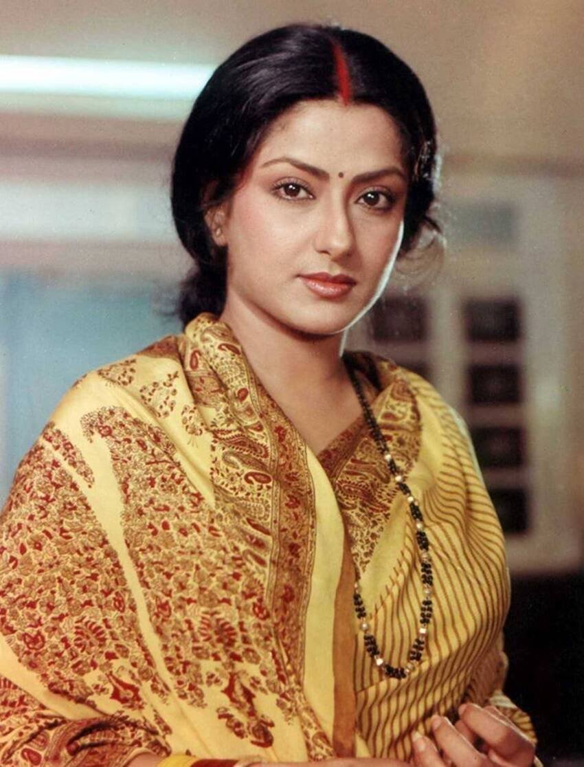 मौसमी चटर्जी ने साल 1974 में रिलीज हुई मनोज कुमार की फिल्म रोटी कपड़ा और मकान में काम किया था। इस फिल्म के लिए उन्हें बेस्ट सपोर्टिंग एक्ट्रेस का अवार्ड भी मिला था। (यह भी पढ़ें: हेमा मालिनी की प्रेग्नेंसी का सुन बेचैन हो गई थीं सास, कुछ ऐसा कर बैठी थीं सनी देओल की दादी )