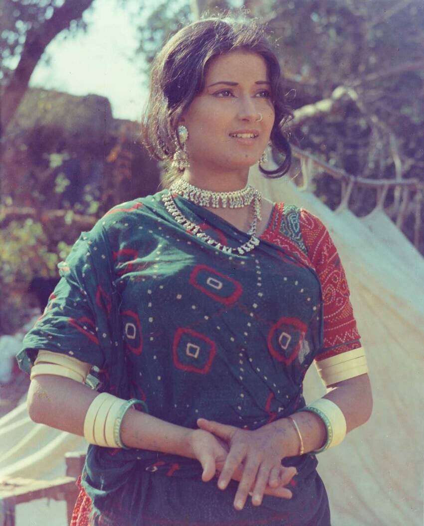 मौसमी ने ये बताया था कि उस सीन की शूटिंग के बाद रात में 10.30 बजे वे घर पहुंचीं और बालों से आटा निकालते-निकालते उन्हें रात के 2 बज गए।मौसमी ने यह भी बताया था कि कुछ आटा उनके मुंह में चला गया था, जिसकी वजह से उन्हें खूब उल्टियां हुईं और उनकी हालत खराब हो गई। (यह भी पढ़ें: प्रेग्नेंसी में करिश्मा कपूर संग मारपीट करता था पति, तलाक के बाद बोले थे पिता- उसकी अय्याशी का पूरी दिल्ली को पता है )