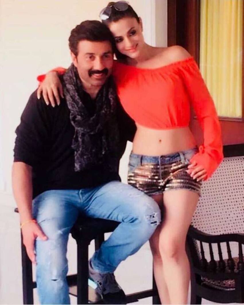 फिल्म गदर सनी देओल के करियर की सबसे बड़ी हिट फिल्म है। इस फिल्म में उनके साथ अमीषा पटेल थीं। अमीष पटेल सनी से 20 साल छोटी हैं। फिल्म में दोनों ने इंटिमेट सीन दिये थे।