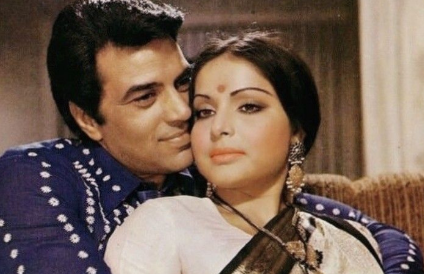 धर्मेंद्र की जोड़ी एक जमाने में राखी के साथ भी खूब हिट हुई थी। हालांकि, राखी संग धर्मेंद्र का रोमांस नहीं था। लेकिन जोड़ी दर्शकों ने बहुत पंसद की थी। राखी ने पहली शादी 1963 में अजय विश्वास से की थी, लेकिन 1965 में तलाक ले लिया था। इसके बाद राखी गुलजार संग शादी के बंधन में बंधी। राखी और गुलजार की एक बेटी मेघना गुलजार है। हालांकि, राखी और गुलजार की शादी भी टिकी नहीं और दोनों बिना तलाक दिए ही एक दूसरे से अलग हो गए।( सौतेली मां हेमा मालिनी के नाम पर ली थी धर्मेंद्र के बेटों ने कसम, बॉबी देओल रहे निभा, लेकिन सनी देओल की मजबूरी में गई थी टूट )