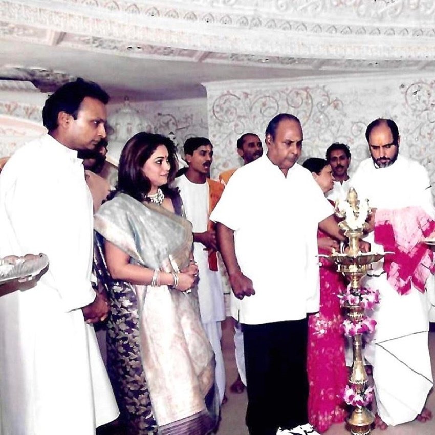 टीना अपने ससुर धीरूभाई के लिए कहती हैं कि हम लोग आपको बहुत बुरी तरह से याद करते हैं। आप हमारे अंदर हमेशा मौजूद रहते हैं। हमें पता है कि आप ऊपर से हमें देख रहे होंगे और हमें आगे बढ़ता देखना चाहते होंगे।