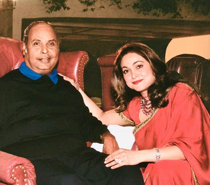 टीना अंबानी के अपने ससुर से काफी अच्छे संबंध थे। उनके निधन के इतने सालों बाद भी टीना अकसर उनको याद कर भावुक हो जाती हैं। सोशल मीडिया में वह अकसर अपने ससुर की तस्वीरें भी शेयर करती रहती हैं।