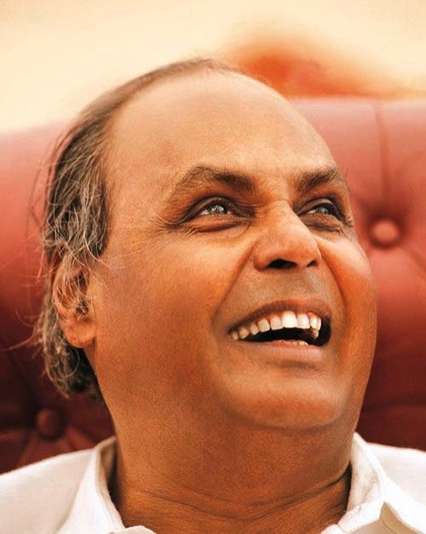 Dhirubhai Ambani: मुकेश अंबानी (Mukesh Ambani) के पिता धीरूभाई अंबानी ने रिलायंस (Reliance) इंडस्ट्रीज की नींव रखी थी। बेहद मामूली परिवार के धीरूभाई ने अपनी दूरदर्शिता से अरबों की कंपनी खड़ी कर डाली थी। आज उनके बड़े बेटे मुकेश एशिया के सबसे अमीर शख्स हैं। छोटे बेटे अनिल अंबानी (Anil Ambani) की शादी एक्ट्रेस टीना मुनीम (Tina Munim) से हुई है। हालांकि धीरूभाई नहीं चाहते थे कि टीना उनकी बहू बनें। आइए जानें ससुर और बहू में कैसे थे संबंध: