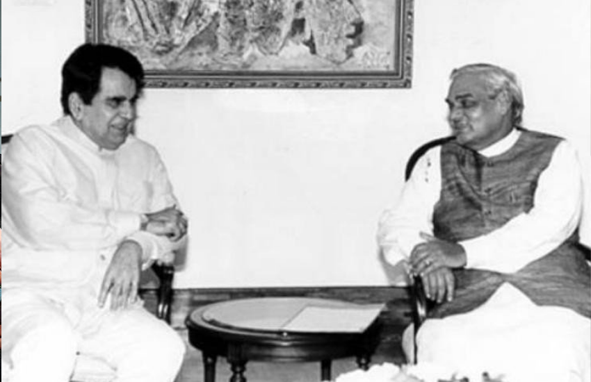 खुर्शीद के अनुसार अटलजी के साथ दिलीप कुमार भी थे और जब फोन नवाज शरीफ के हाथ गया तो अटल जी ने वो फोन दिलीप को दे दिया।