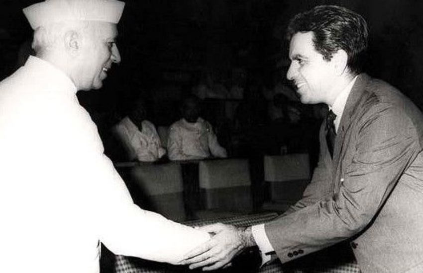 ये तस्वीर 1950 के दशक की है जिसमें दिलीप कुमार भारत के तत्कालीन प्रधानमंत्री जवाहरलाल नेहरू से मुलाकात की थी।