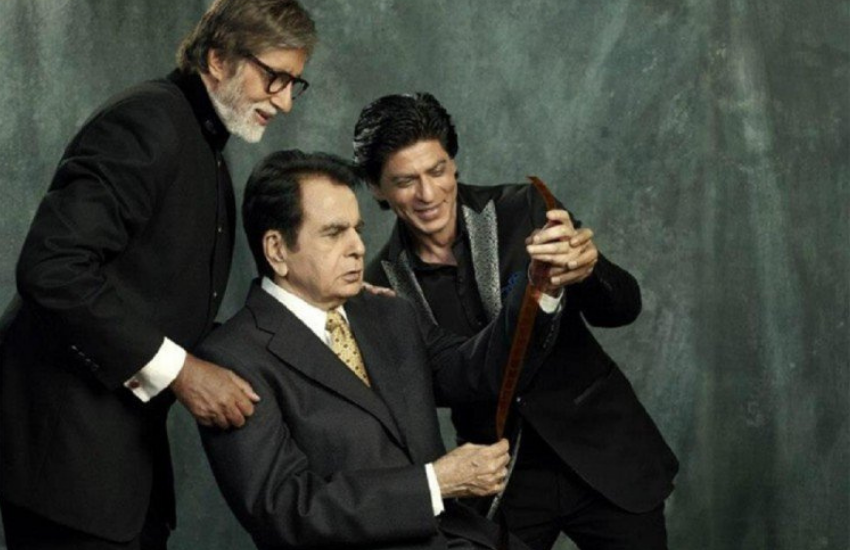 बॉलीवुड के तीन लिजेंड्री एक्टर्स साथ में सेल्फी लेते हुए।