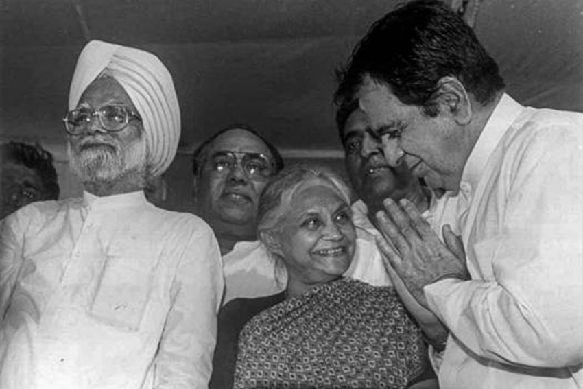 पूर्व पीएम मनमोहन सिंह और दिल्ली की सीएम रहीं शीला दीक्षित का हाथ जोड़कर अभिवादन करते बॉलीवुड सुपरस्टार।
