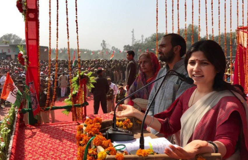 इसका पलटवार करते हुए डिंपल ने कहा था कि स्मृति कलाकार हैं और वह जनसभाओं में डायलॉग बोलने में माहिर हैं।( कभी ससुर मुलायम तो कभी जेठ अखिलेश यादव से अलग खड़ी रहीं अपर्णा यादव, जानिए कब क्या था कह डाला )