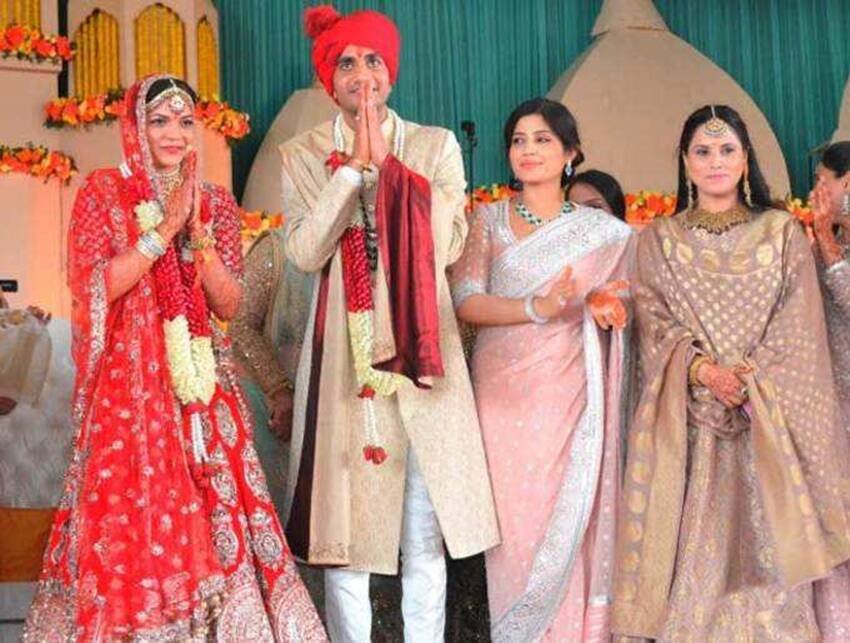 अपने देवर की शादी में डिंपल यादव भाभी के नेग के लिए अड़ गई थीं। जब आदित्य ने उन्हें कार की चाबी दी तब जाकर वह मानी थीं। (यह भी पढ़ें: देवर की शादी में नेग के लिए अड़ गई थीं डिंपल यादव, जानिए शिवपाल के बेटे ने क्या दिया था गिफ्ट )