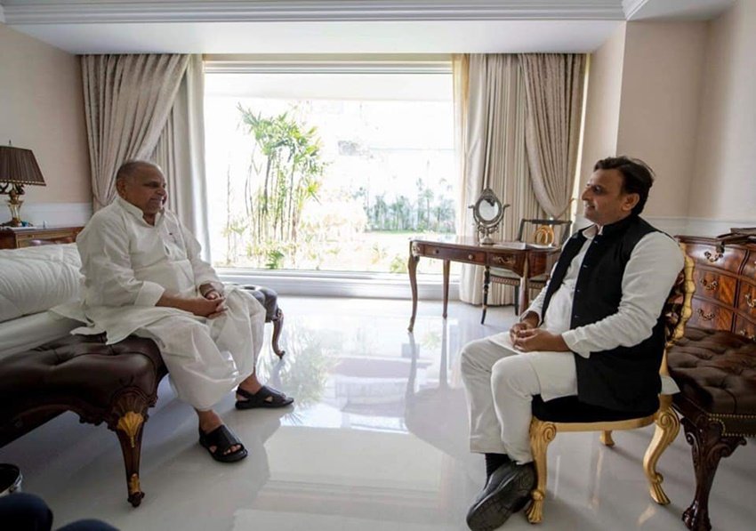 अखिलेश यादव ने बताया था कि मुलायम सिंह ने मोदी के कान में कहा था कि वो मेरा बेटा है , उससे बचकर रहना। इसपर न्यूज चैनल के एंकर ने हैरान होते हुए पूछा कि क्या सही में ऐसा कहा था। तब अखिलेश ने कहा कि मैंने तो पहले ही कहा था कि आप यकीन नहीं करेंगे।