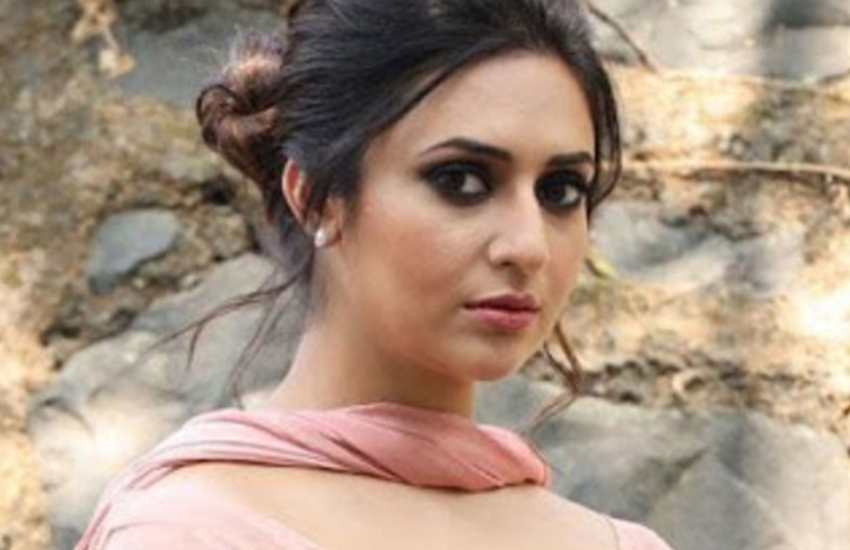 टीवी एक्ट्रेस दिव्यांका त्रिपाठी (Divyanka Tripathi) और एक्टर शरद मल्होत्रा (Sharad Malhotra) का प्यार एक समय टॉक ऑफ द टाउन था। दोनों की लव स्टोरी सीरियल 'बनूं मैं तेरी दुल्हन' से शुरू हुई थी। टेलीवुड के इस लव कपल की शादी का इंतजार लोग कर ही रहे थे कि दोनों के ब्रेकअप की खबरे सामने आ गईं। दिव्यांका शरद के प्यार में इस कदर डूब गई थीं कि जब उनका ब्रेकअप हुआ तो वह टूट गईं। शरद लिव-इन से वॉक आउट कर गए थे। दिव्यांका तब शरद के प्यार से बाहर नहीं निकल पा रही थीं। ऐसे में उन्होंने वह सब कुछ किया जिसका पछतावा वह अब भी करती हैं। तो चलिए जानें कि दिव्यांका ने अपने पहले प्यार के बारे में क्या बताया था।