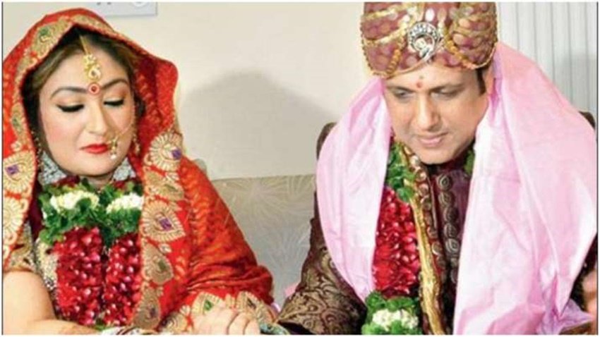 गोविंदा और सुनीता का मानना था कि प्रेग्नेंट महिला जिसकी तस्वीर देखती है बच्चा कुछ हद तक उसी की तरह होता है। (यह भी पढ़ें: हिंदू एक्टर्स को दिल दे बैठी थीं दोनों बहनें, बड़ी ने की दो शादी तो छोटी टूटे दिल के साथ हैं कुंवारी )