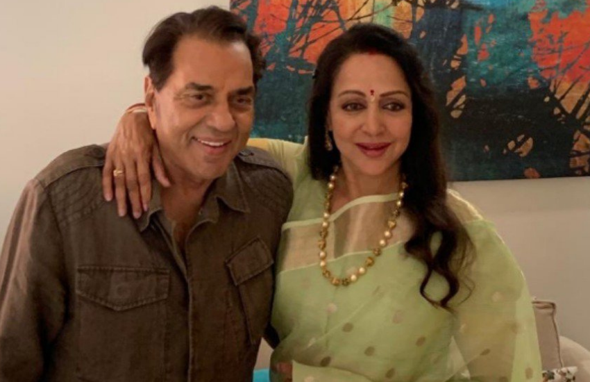 हेमा के दीवानों के बीच बाजी मारने वाले धर्मेंद्र ही निकले थे। धर्मेंद्र और हेमा ने साल 1979 में शादी कर ली थी। दोनों की दो बेटिया हुईं। ईशा देओल और अहाना देओल। धर्मेंद्र की पहली पत्नी से से भी चार बच्चे रहे हैं। कुल मिलाकर धर्मेंद्र छह बच्चों के पिता हैं। (All Photos: Social Media)