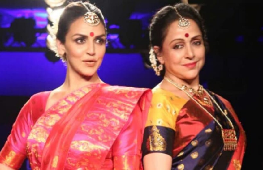 हेमा मालिनी (Hema Malini) और धर्मेंद्र (Dharmendra) की बेटी ईशा देओल (Esha Deol)ने बॉलीवुड में बहुत लंब समय नहीं बिताया, लेकिन जब वह पहली बार बॉलीवुड में अपना डेब्यू करने सेट पर गई थी तो उनकी मां हेमा भी साथ थीं। सेट पर ईशा जैसे ही शूट के लिए रेडी हो कर आईं, हेमा उन्हें देखकर रोने लगीं थी। क्यों? आइए जानें।