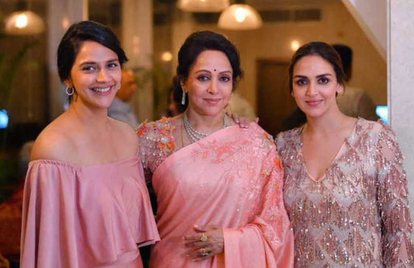 अपनी बच्ची को ऐसा लग रहा था कि उन्होंने अपने हांथों से उठाकर किसी और को दे दिया। हेमा की ये फीलिंग उन्हें कई दिनों तक परेशान की थी।(All Photos: Social Media)