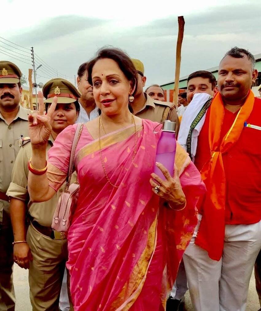 हालांकि दोनों परिवार के सदस्यों को एक दूसरे के जीवन में दखल देने की मनाही थी। हेमा कभी अपने ससुराल गई भी नहीं। सनी ने भी 10 साल से ज्यादा समय तक अपनी सौतेली मां से बात तक नहीं की थी। (यह भी पढ़ें: शादीशुदा धर्मेंद्र का 27 साल छोटी एक्ट्रेस से जुड़ा था नाम, सनी देओल के पिता पर भड़क गई थीं हेमा मालिनी )