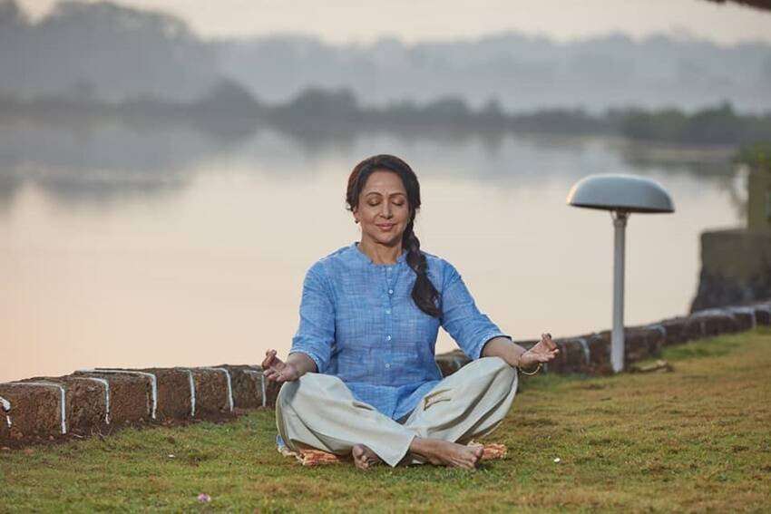 थोड़ी देर प्रेग्नेंट बहू का हालचाल लेने के बाद सतवंत कौर अपने घर लौट गईं। सालों तक किसी को इस बात का पता नहीं चल पाया था। हेमा मालिनी ने अपनी बायोग्राफी में इस किस्से को बयां किया है। (यह भी पढ़ें: किसी को लताड़ा तो किसी को जड़ा तमाचा, हेमा मालिनी के लिए इन लोगों पर हाथ छोड़ चुके हैं सनी देओल के पिता धर्मेंद्र )