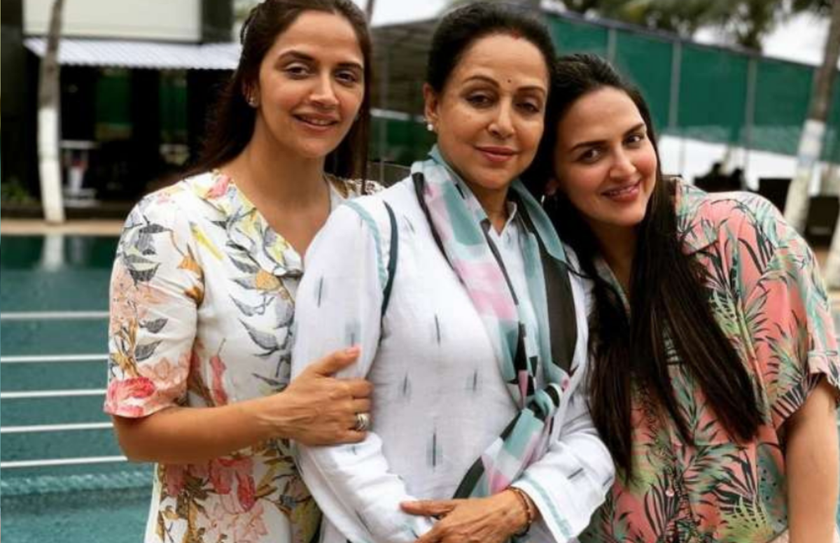 हेमा मालिनी ने सिमी ग्रेवाल के साथ बातचीत में बताया था कि धर्मेंद्र बहुत मनाना पड़ा था कि वह ईशा को फिल्मों में काम करने दें।