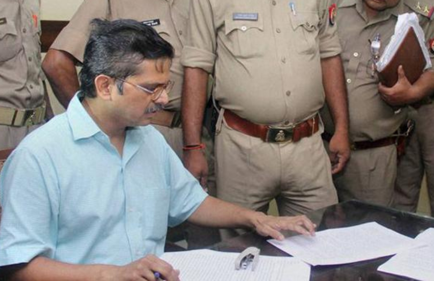 आईपीएस अमिताभ ठाकुर हमेशा से ही सामाजिक मुद्दों को लेकर बेबाक प्रतिक्रिया देते रहे हैं। मुलायम सरकार के कार्यकाल में प्रदेश में आपराधिक घटनाओं को लेकर भी वह टिप्पणी करते रहते थे।