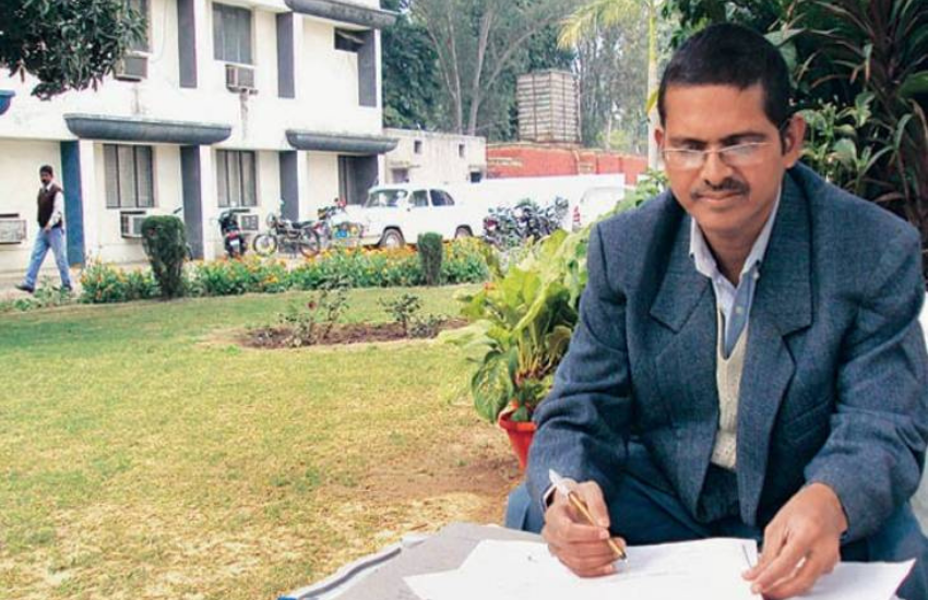 1993 बैच के आईपीएस अमिताभ ठाकुर (Amitabh Thakur) हमेशा से ही सामाजिक मुद्दों को लेकर बेबाक प्रतिक्रिया देते रहे हैं। इसके अतिरिक्त वह कवि और लेखक भी रहे हैं।( ‘रात में घर जाने की रहती है जल्दी’, जब मुलायम सिंह यादव ने बेटे अखिलेश यादव की मंच पर गिनाई थीं कमियां )
