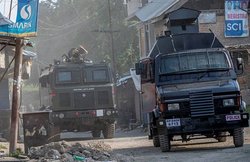 जम्मू-कश्मीरः रात में मंदिर में जबरदस्ती घुसना चाहता था पुलिसकर्मी, आतंकी समझ मार दी गोली, मौत