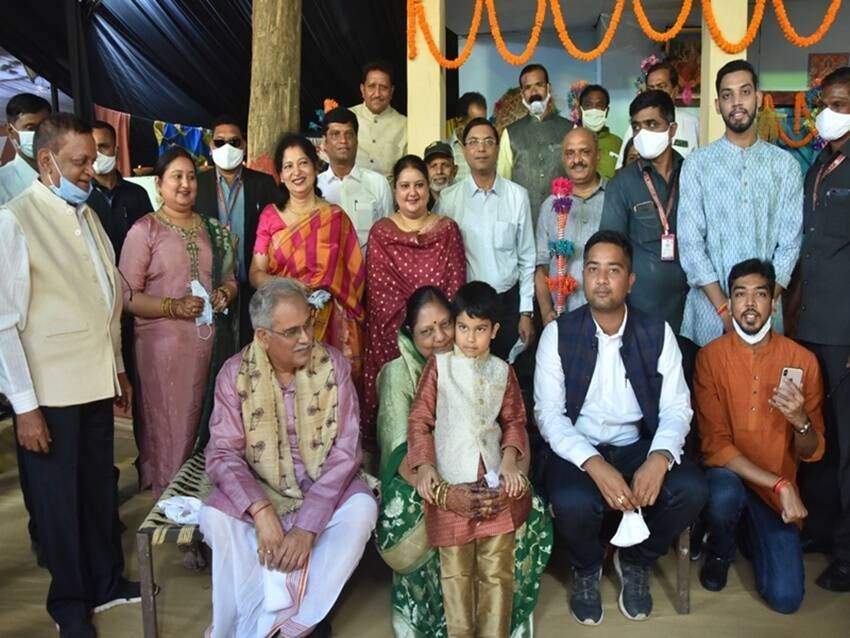 छत्तीसगढ़ के सीएम भूपेश बघेल के 4 बच्चे हैं। इनमें 1 बेटे और तीन बेटियां हैं। (यह भी पढ़ें: ढलती उम्र में शादी कर अंजाम तक पहुंचाया प्यार, बच्चों के वयस्क होने के बाद दूल्हा बने ये 5 राजनेता )