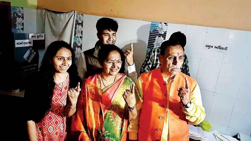 गुजरात के मुख्यमंत्री विजय रुपाणी 3 बच्चों के पिता हैं। (यह भी पढ़ें: कोई 25 तो कोई 27 साल, उम्र में काफी छोटी हैं इन 5 राजनेताओं की पत्नियां )