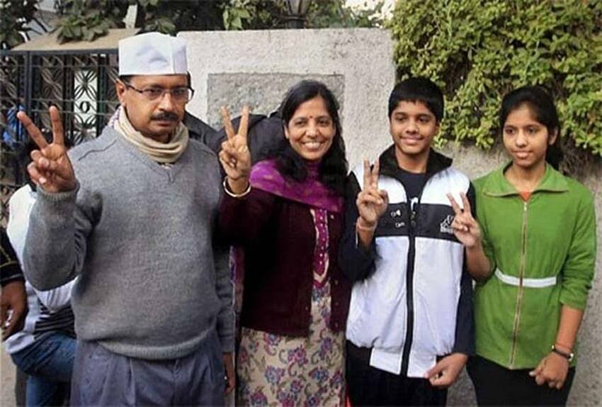 दो संतानों वाले मुख्यमंत्रियों की संख्या काफी ज्यादा है। इनमें महाराष्ट्र के सीएम उद्धव ठाकरे, पंजाब के अमरिंदर सिंह से लेकर असम के हेमंत बिस्वा सरमा और दिल्ली के अरविंद केजरीवाल तक का नाम शामिल है। (यह भी पढ़ें: तलाकशुदा से रचाई शादी, इन राजनेताओं ने दूसरे ब्याह के बाद नहीं पैदा की अपनी संतान )