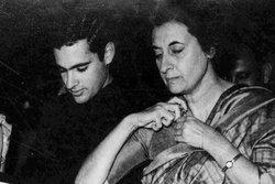 इंदिरा गांधी ने करवाई थी बहू मेनका की जासूसी, दोस्तों के फोन भी किये गए थे टेप, किताब में&nbsp;दावा