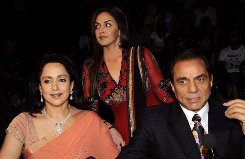 धर्मेंद्र (Dharmendra) अपने बेटे सनी देओल (Sunny Deol) और बॉबी देओल (Bobby Deol) को फिल्मों लांच करने के लिए न केवल खुद आगे बढ़कर सामने आए थे, बल्कि उनके लिए कई फिल्में भी प्रोड्यूस की थीं। धर्मेंद्र अपनी बेटियों को कभी फिल्मों में काम करने देने के पक्ष में नहीं रहे थे। पहली पत्नी प्रकाश कौर (Prakask Kaur) और हेमा मालिनी (Hema Malini) संग हुईं चारों ही बेटियों के लिए धर्मेंद्र कभी फिल्मों के दरवाजे नहीं खोलना चाहते थे, लेकिन ईशा देओल फिल्मों में जिद कर आईं। हालांकि, धर्मेंद्र ने बेमन से ईशा की जिद के आगे हार मान ली थी, लेकिन बेटी ईशा के सामने फिल्मों में काम करने से पहले ही एक शर्त रख दी थी। क्या थी ये शर्त आइए जानें।