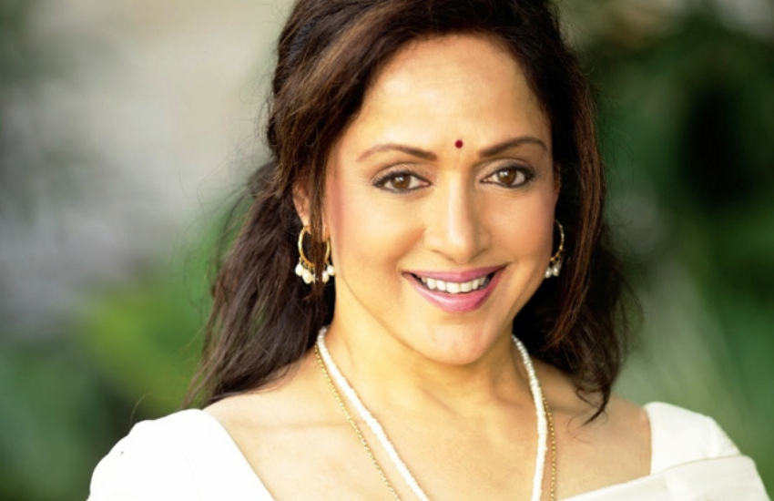 हेमा मालिनी ने पहली फिल्म ‘सपनों का सौदागर’ राज कपूर के साथ की थी। बॉलीवुड में एंट्री करते ही हेमा डिमांडिंग हिरोइन बन गई थीं।(हेमा मालिनी के नाम आए एक खत को देखकर जब स्कूल के प्रिंसिपल चढ़ गया था पारा, धर्मेंद्र की पत्नी को पड़ी थी खूब डांट )