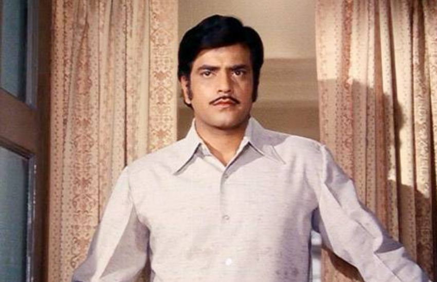 हेमा ने फिल्म के लिए हां कर दी तो जितेंद्र बहुत खुश हुए, लेकिन उनकी ये खुशी मायूसी में तब बदल गई जब अगले दिन अखबार में हेमा के साथ किसी दूसरे हीरो को साइन कर लिया गया था। ( धर्मेन्द्र से शादी कर लौटी हेमा मालिनी से नाराज मनोज कुमार ने पूरे दिन सेट पर रखा था बिठाए )