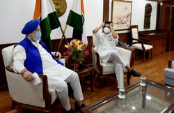 दफ़्तर में ठाठ से बैठे ज्योतिरादित्य सिंधिया तो मजे ले लोग बोले- सचिन पायलट देख रहे हो?