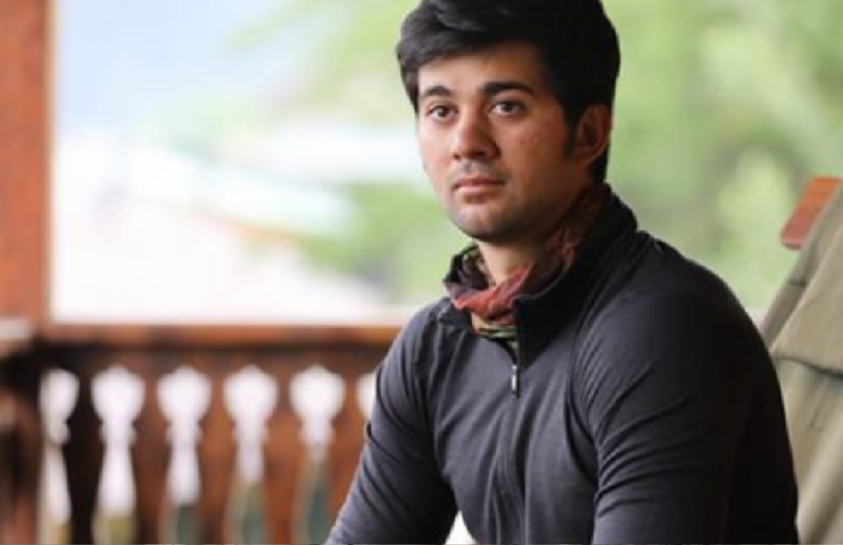 यह देखते ही धर्मेंद्र डर गए और तुरंत उसका हाथ आसमान की ओर कर दिया और तब तक करण ने गन चला दी।( सौतेली मां हेमा मालिनी के नाम पर ली थी धर्मेंद्र के बेटों ने कसम, बॉबी देओल रहे निभा, लेकिन सनी देओल की मजबूरी में गई थी टूट )