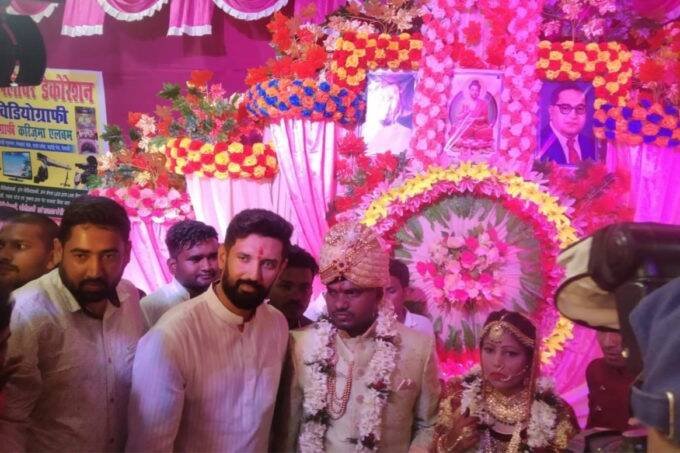 सीवान के मोहम्मदपुर के रहने वाले अनुपम पासवान ने अपनी शादी के कार्ड पर लोक जनशक्ति पार्टी के पूर्व अध्यक्ष रामविलास पासवान और सांसद चिराग पासवान की तस्वीर छपाई थी। (फोटो: ट्विटर/ iChiragPaswan )