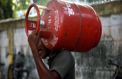 हमेशा तौल कर ही लें गैस सिलेंडर, जानें क्या है डिलीवरी का नियम