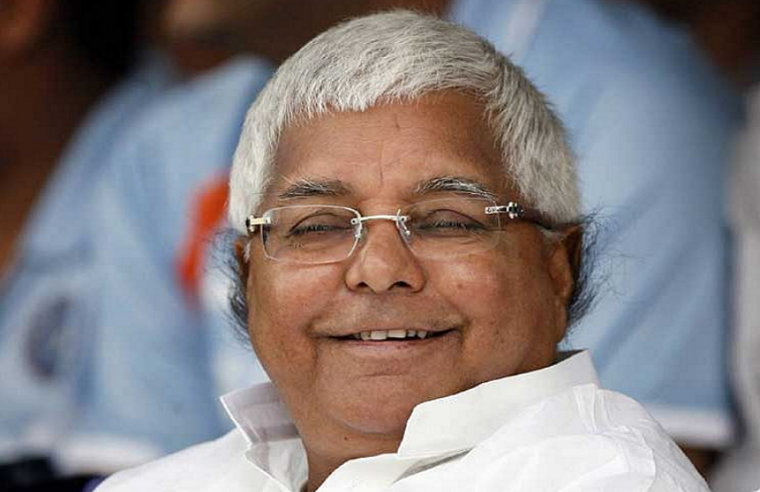 लालू की ये बात सुनकर सभी ठहाके लगाने लगे थे। लालू ने मजाक में ये बातें कहीं थी, लेकिन बाबा के सपोर्ट में वह गंभीरता से शामिल हुए थे। लालू ने बाबा के योग का प्रदर्शन भी किया था। (All Photo: PTI)