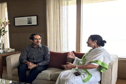 विपक्ष के नेतृत्व का सवालः दिल्ली में ममता बनर्जी की मौजूदगी के बीच बोली शिवसेना- जरूरत पड़ी तो देश का नेतृत्व करेंगे उद्धव&nbsp;ठाकरे