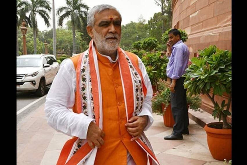 बिहार के बक्सर से सांसद अश्विनी चौबे के खिलाफ 17 आपराधिक मामले दर्ज हैं। अश्विनी की चौबे की शादी नीता चौबे से हुई है। दोनों के दो बच्चे हैं। (यह भी पढ़ें: गजेंद्र चौहान से संजय दत्त तक: मुसलमान हैं इन एक्टर्स की पत्नी, जानिए किसके हैं कितने बच्चे )
